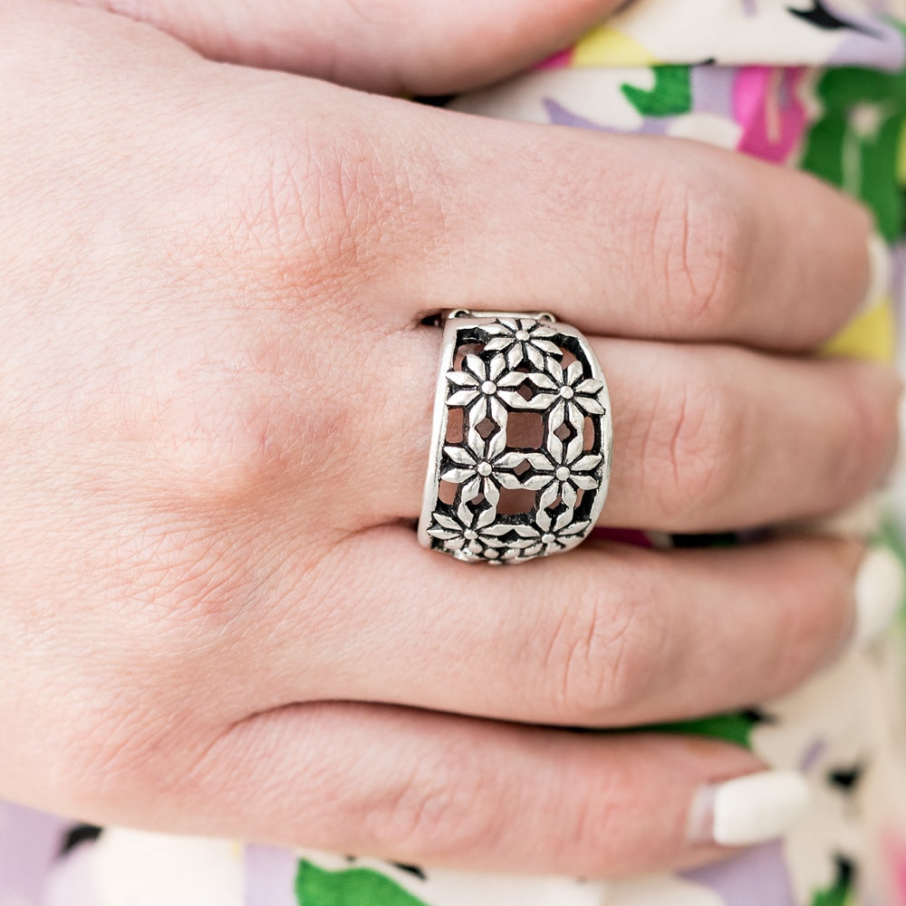 Paparazzi  Crazy About Daisies - Silver